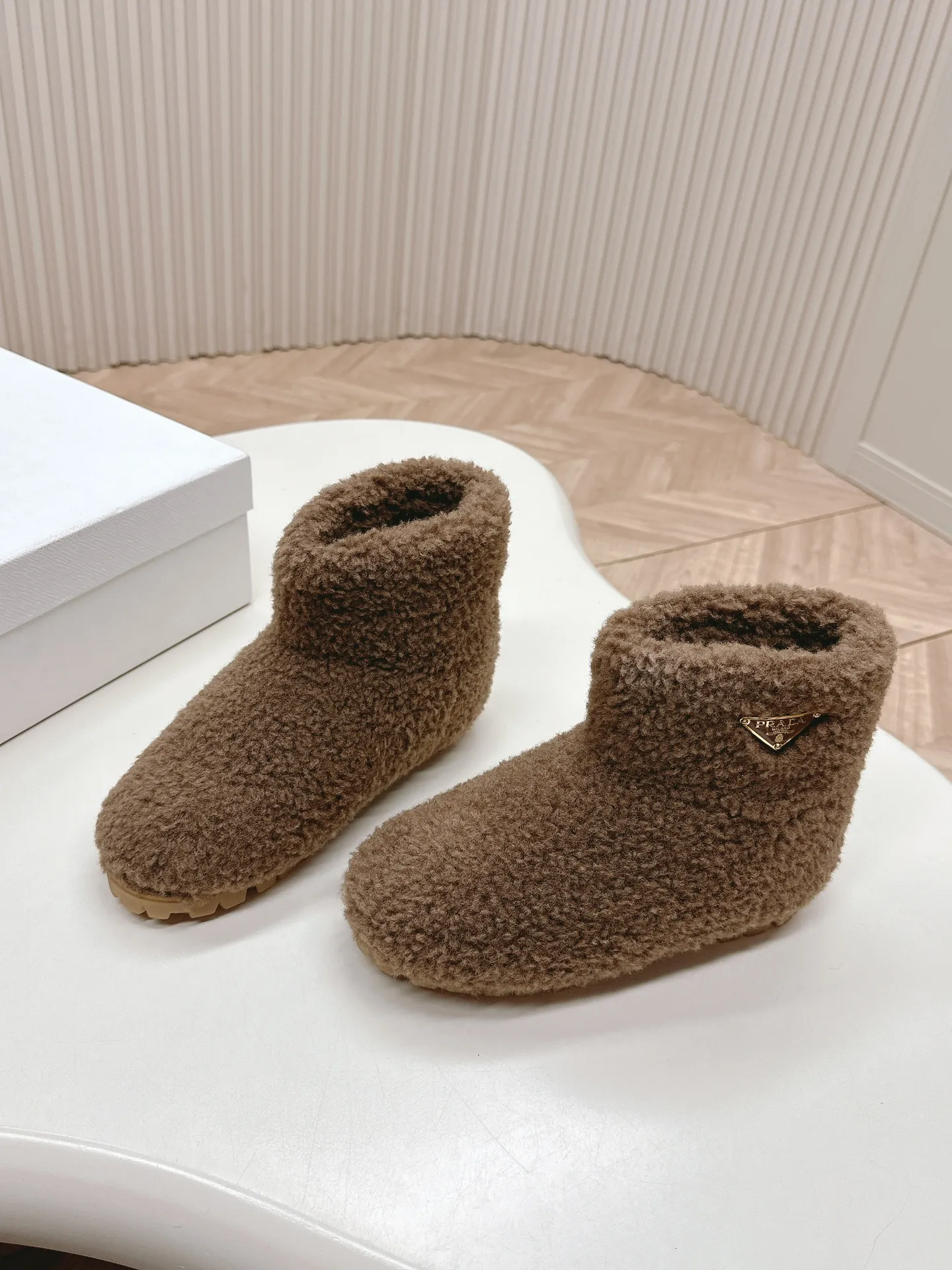 👟👟Ex-factory price 560👟👟 Prada prada24 autumn and winter furry short boots snow boots． The classic triangle buckle is comfortable, cute, cute, fashionable, elegant and versatile. The wool is comfortable and soft, awakening the warmth of autumn and winter. Let you walk comfortably from morning to night. You can easily manage the changing seasons. Wool, original outsole! 35-40 yards